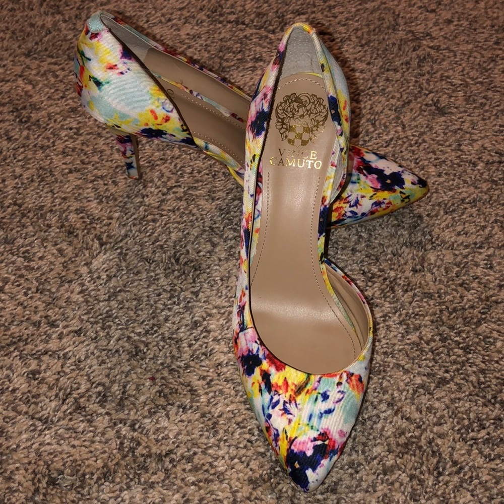 Vince Camuto 8 floral pump